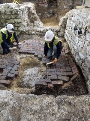 MOLA archaeologists excavate the top of the cesspit.