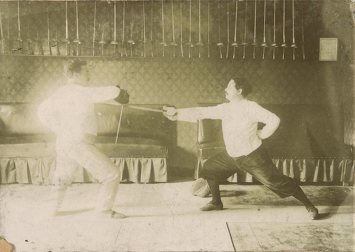 Alfred Jarry (right) fencing with Félix Blaviel in Laval in 1906.