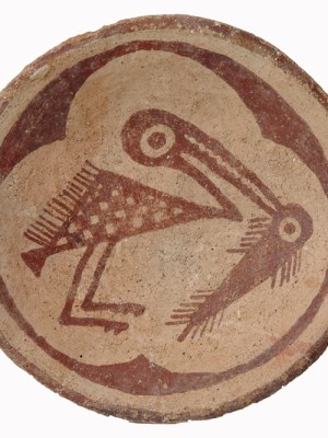 Red-on-buff plate with a bird holding a fish in its beak, c. 900–1150, Sacaton, Arizona. Arizona State Museum