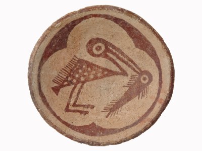 Red-on-buff plate with a bird holding a fish in its beak, c. 900–1150, Sacaton, Arizona. Arizona State Museum