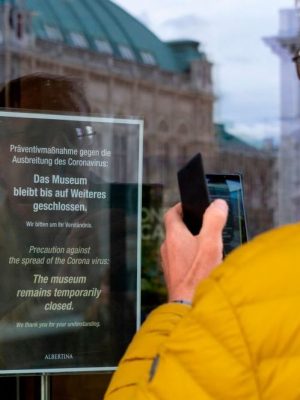 A notice announcing the closure of the Albertina in Vienna on 11 March 2020.