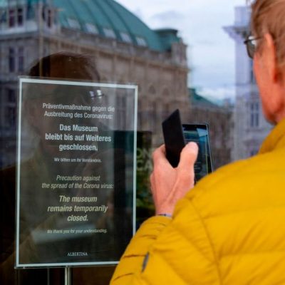 A notice announcing the closure of the Albertina in Vienna on 11 March 2020.