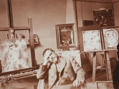 Paul Klee in his atelier at the Bauhaus Weimar, 1923 (photo by Felix Klee). Zentrum Paul Klee, Bern; © Klee-Nachlassverwaltung, Hinterkappelen