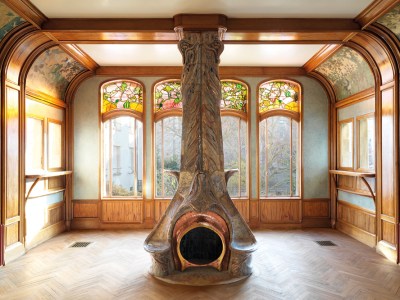 The dining room of the Villa Majorelle, designed by Henri Sauvage (1873–1932) and built in 1901–02, with a fireplace designed by Alexandre Bigot (1862–1927) and stained glass by Jacques Gruber (1870–1936). Photo: S. Levaillant; © musée d’École de Nancy