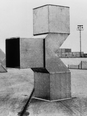 Installation view of Vierkantrohre Serie D (Square Tubes Series D) at Frankfurt airport in 1967.