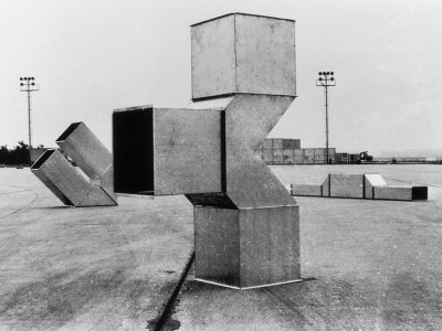 Installation view of Vierkantrohre Serie D (Square Tubes Series D) at Frankfurt airport in 1967.