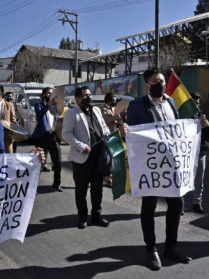 Artists on a march to demand the restitution of the Ministry of Culture on June 15, 2020 in La Paz, Bolivia. Photo by Aizar Raldes/AFP via Getty Images