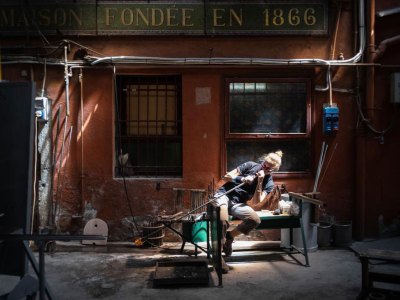 Agnese Tegon working in the furnace.