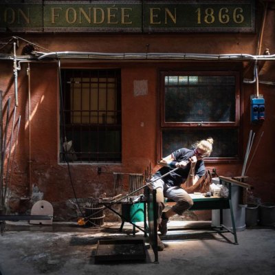 Agnese Tegon working in the furnace.