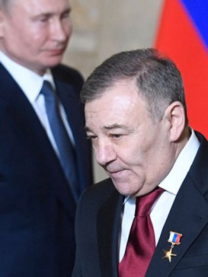 Arkady Rotenberg, who together with his brother Boris Rotenberg has been accused by a US Senate report of evading sanctions by buying art at auction in New York, at an awards ceremony with President Putin in Russia in March 2020.