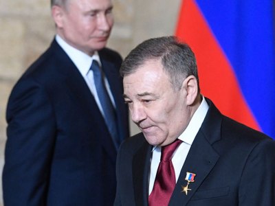 Arkady Rotenberg, who together with his brother Boris Rotenberg has been accused by a US Senate report of evading sanctions by buying art at auction in New York, at an awards ceremony with President Putin in Russia in March 2020.