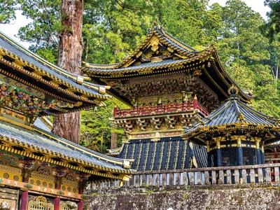 Buildings at the main entrance to the Toshogu Shrine, Nikko (photo: 2016).