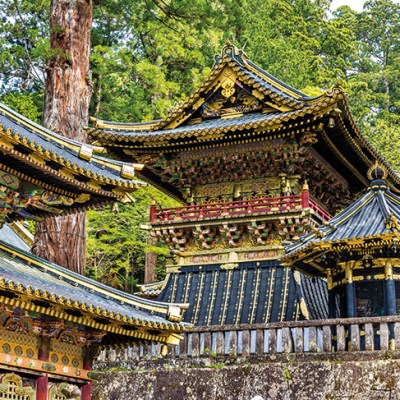 Buildings at the main entrance to the Toshogu Shrine, Nikko (photo: 2016).