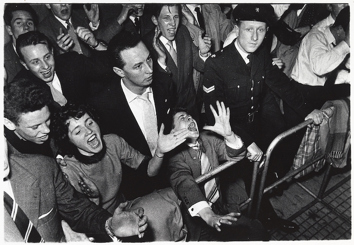 Attendees and policeman at a concert of the Lionel Hampton Big Band in the Houtrusthallen in The Hague (1956), Ed van der Elsken.