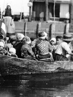 Detail of a still from Een kinderfeest op 't eiland Marken (1899).