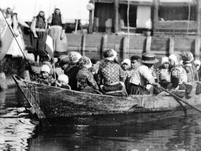 Detail of a still from Een kinderfeest op 't eiland Marken (1899).