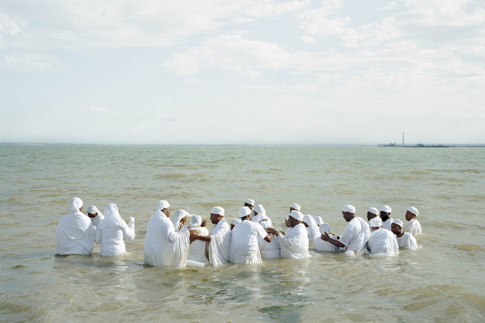 Mass Baptism, Southend-on-Sea (detail) (2013) in ‘Thames Log’ by Chloe Dewe Mathews. © Chloe Dewe Mathews