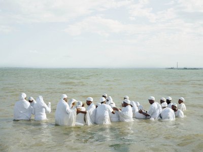 Mass Baptism, Southend-on-Sea (detail) (2013) in ‘Thames Log’ by Chloe Dewe Mathews. © Chloe Dewe Mathews