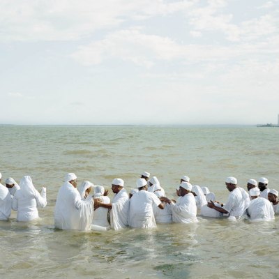 Mass Baptism, Southend-on-Sea (detail) (2013) in ‘Thames Log’ by Chloe Dewe Mathews. © Chloe Dewe Mathews