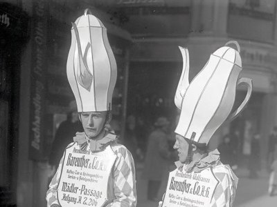 Salesmen from the porcelain manufactory Bareuther & Co. at the Leipzig fair, 1920s. Photo: Georg Pahl/Bundesarchiv, Bild 102–13204