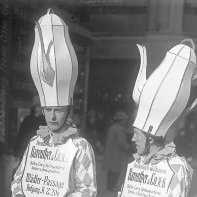 Salesmen from the porcelain manufactory Bareuther & Co. at the Leipzig fair, 1920s. Photo: Georg Pahl/Bundesarchiv, Bild 102–13204