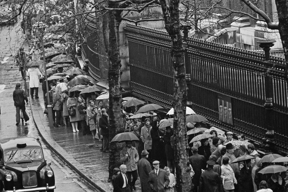 Queues for the 'Treasures of Tutankhamun' exhibition outside the British Museum in 1972.