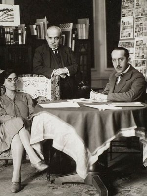 Aby Warburg (centre), with his assistants Gertrud Bing and Franz Alber, at the Palace Hotel, Rome, 1929.