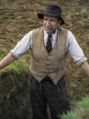 Ralph Fiennes as the archaeologist Basil Brown in 'The Dig' (2021). Photo: LARRY HORRICKS/NETFLIX © 2021