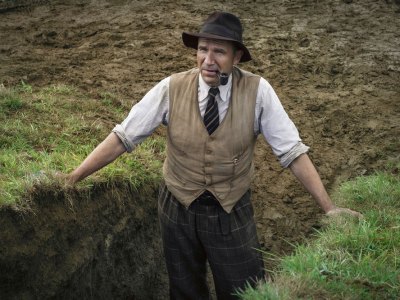 Ralph Fiennes as the archaeologist Basil Brown in 'The Dig' (2021). Photo: LARRY HORRICKS/NETFLIX © 2021