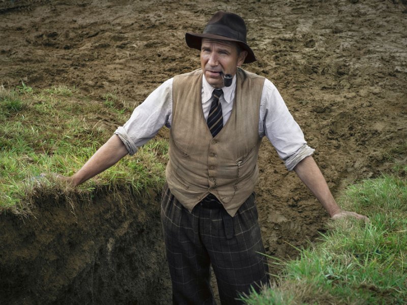 Ralph Fiennes as the archaeologist Basil Brown in 'The Dig' (2021). Photo: LARRY HORRICKS/NETFLIX © 2021