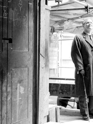 Raymond Erith inspecting work in progress at 10 Downing Street in 1962.
