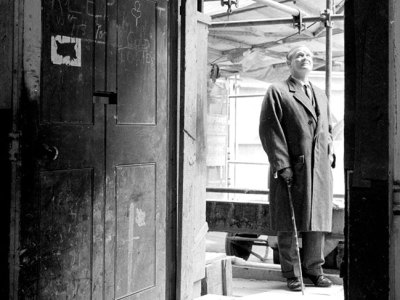 Raymond Erith inspecting work in progress at 10 Downing Street in 1962.