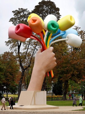 Jeff Koons’ ‘Bouquet of Tulips’ displayed next to the Grand Palais in Paris in 2019.