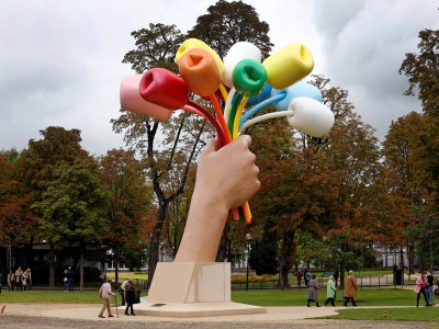 Jeff Koons’ ‘Bouquet of Tulips’ displayed next to the Grand Palais in Paris in 2019.
