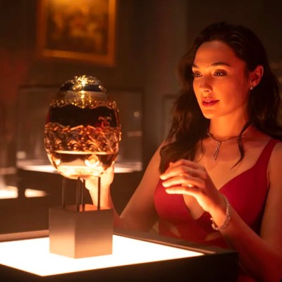 Gal Gadot’s art thief eyes up one of ‘Cleopatra’s eggs’ in 'Red Notice'.