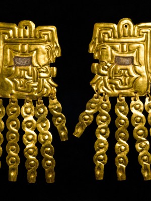 Gold alloy and shell ear plates (800–550 BC), Peru.