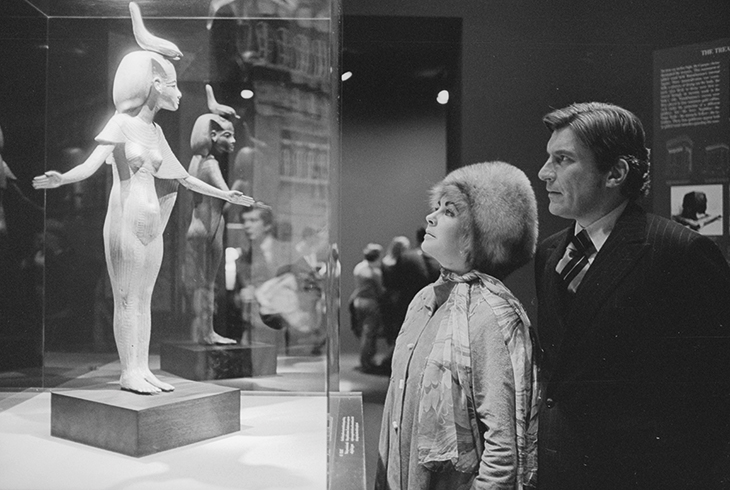 Elizabeth Taylor and her then-husband ‘Treasures of Tutankhamun’ exhibition (17