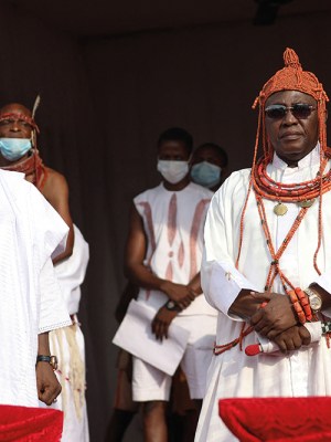 Oba Ewuare II (right), receiving restituted Benin Bronzes from Aberdeen and Cambridge universities in a ceremony in February 2022.