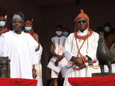 Oba Ewuare II (right), receiving restituted Benin Bronzes from Aberdeen and Cambridge universities in a ceremony in February 2022.
