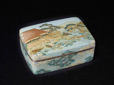 Covered box with scene from The Tale of Genji (c. 1895), Ota Jinnoeimon. Peabody Essex Museum, Salem. Photo: © 2022 John Bigelow Taylor