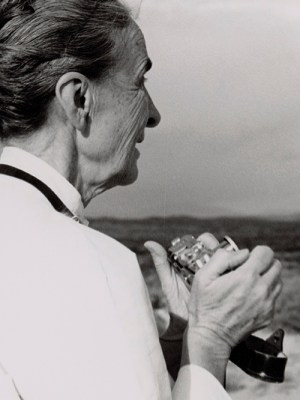 Georgia O'Keeffe with Camera (1958), Todd Webb. © Todd Webb Archive, USA