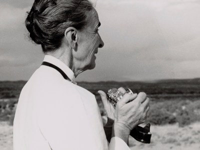 Georgia O'Keeffe with Camera (1958), Todd Webb. © Todd Webb Archive, USA