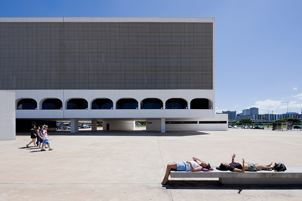 What photographs can and can’t tell us about buildings