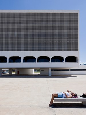 View of the National Library of Brasil in Brasília, designed by Oscar Niemeyer and photographed by Iwan Baan for his publication ‘Brasília – Chandigarh: Living with Modernity’ (Lars Müller, 2010).