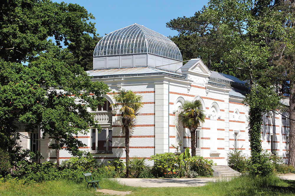 What should happen to Paris’s abandoned colonial garden?