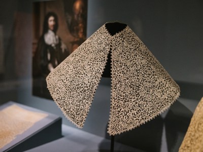 Punto a fogliamo (leafpoint) lace reworked as a collar