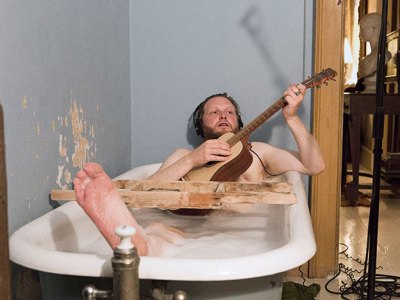 The Visitors (2012), Ragnar Kjartansson. Courtesy the artist, Luhring Augustine, New York and i8 Gallery, Reykjavik; photo: Elisabet Davids; © Ragnar Kjartansson