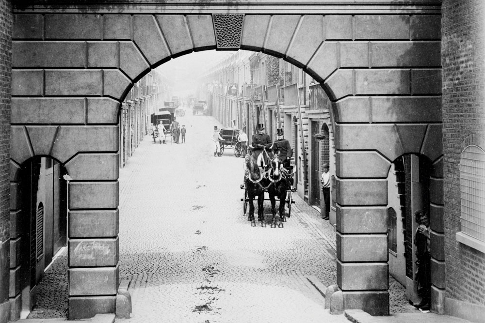 A compact history of the London mews