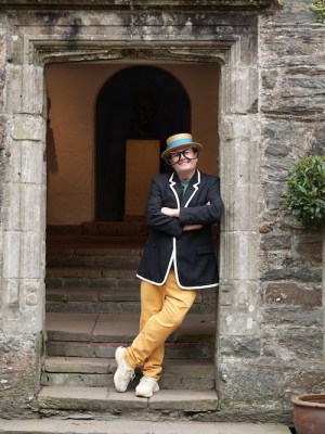 Alan Carr, king of the castle