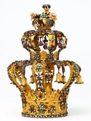 A Torah crown with bells on